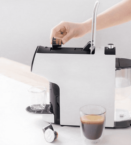 Процесс заправки сливок в капсульную кофемашину Xiaomi